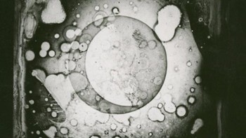 Daguerreotype ini oleh John W. Draper dari tahun 1840 adalah foto pertama bulan. Diambil dari observatorium atapnya di Universitas New York, gambar tersebut sejak itu mengalami kerusakan yang luas. Foto: Mymodernmet