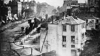 Louis Daguerre—penemu daguerreotype—memotret apa yang tidak hanya foto Paris tertua di dunia, tetapi juga foto pertama dengan manusia. Disebut Boulevard du Temple, eksposur selama 10 menit diambil pada tahun 1839 dari Place de la République dan hanya mungkin untuk membuat dua sosok buram di sudut kiri. Foto: Mymodernmet