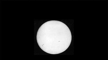 Hanya lima tahun setelah foto pertama Bulan, pada tahun 1845, fisikawan Prancis Louis Fizeau dan Leon Foucault mengambil foto pertama matahari. Bahkan dengan hanya paparan 1/60, adalah mungkin untuk melihat bintik matahari. Sejak tahun 1800-an, para ilmuwan dan fotografer sama-sama telah mencoba menangkap matahari dengan detail yang meningkat seiring dengan peningkatan teknologi. Foto: Mymodernmet
