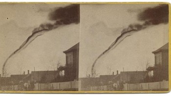 Ini foto tornado pertama yang diketahui diambil di Kansas. Pada tanggal 26 April 1884, sebuah tornado bergerak perlahan melintasi Anderson County, memungkinkan fotografer amatir A.A Adams menyiapkan kamera kotaknya. Sebuah gambar perintis dalam meteorologi berhasil dihasilkan dan hingga kini pemburu badai yang masih kita lihat hari ini. Foto: Mymodernmet