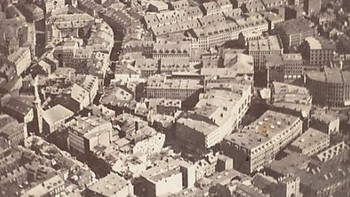 Di era drone, fotografi udara sering dianggap remeh, tetapi gambar tahun 1860 ini sebenarnya memelopori teknik tersebut. Menampilkan Boston dari ketinggian lebih dari 2.000 kaki di udara, foto udara ini diambil oleh James Wallace Black dan Samuel Archer King dari balon udara panas. Sayangnya, gambar udara pertama, yang diambil oleh fotografer dan balonis Prancis Gaspard-Félix Tournachon, telah hilang. Foto: Mymodernmet