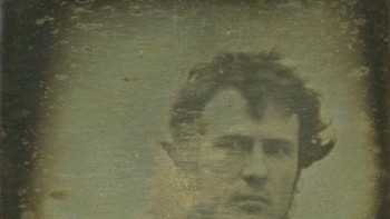 Kita mungkin terbiasa dengan selfie sekarang, tetapi gambar Robert Cornelius tahun 1839 yang mengklaim potret diri pertama. Diambil di Philadelphia, Cornelius duduk selama lebih dari satu menit untuk menangkap potret daguerreotype-nya sebelum menutupi lensa, karena waktu pemaparan yang lama yang diminta media. Foto: Mymodernmet