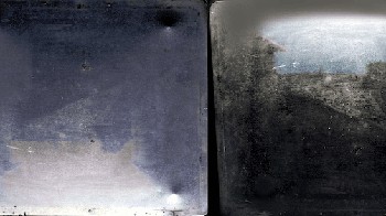 Berjudul Pemandangan Dari Jendela di Le Gras, foto pertama di dunia—atau setidaknya foto tertua yang masih ada—diambil oleh Joseph Nicéphore Niépce pada tahun 1826 atau 1827. Niépce menggunakan teknik yang dikenal sebagai heliografi, yang melibatkan pelapisan pelat timah dengan aspal Yudea, tar alami, dan mengembangkannya melalui paparan cahaya. Foto itu diambil dari jendela lantai atas di perkebunan Niépce di Burgundy, Prancis. Karena heliografi menghasilkan gambar yang unik, tidak ada duplikat dari karya tersebut, yang sekarang menjadi bagian dari koleksi permanen di Universitas Texas-Austin. Foto: Mymodernmet