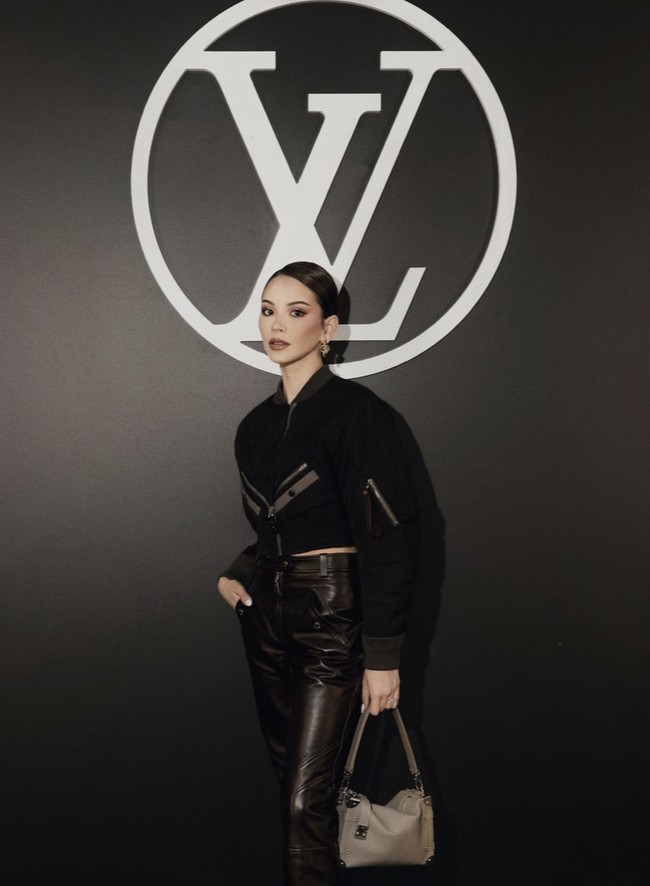 Di tengah dominasi bintang Hollywood, ada Alyssa Daguise yang mewakili Indonesia dengan gayanya yang ultra-modern. Penampilan maksimalnya ini menyusul momen ia dilamar oleh Al Ghazali di Italia. (Foto: Instagram/@alyssadaguise)