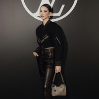 Di tengah dominasi bintang Hollywood, ada Alyssa Daguise yang mewakili Indonesia dengan gayanya yang ultra-modern. Penampilan maksimalnya ini menyusul momen ia dilamar oleh Al Ghazali di Italia. (Foto: Instagram/@alyssadaguise)