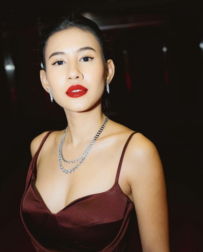 Sebelumnya pada Oktober 2023, Shenina terbang ke Korea untuk pemutaran perdana film 24 Jam Bersama Gaspar. Sedangkan pada Oktober 2021, kekasih Angga Yunanda itu hadir untuk penayangan film Penyalin Cahaya. Foto: dok. Instagram @sheninacinnamon