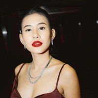 Sebelumnya pada Oktober 2023, Shenina terbang ke Korea untuk pemutaran perdana film 24 Jam Bersama Gaspar. Sedangkan pada Oktober 2021, kekasih Angga Yunanda itu hadir untuk penayangan film Penyalin Cahaya. Foto: dok. Instagram @sheninacinnamon