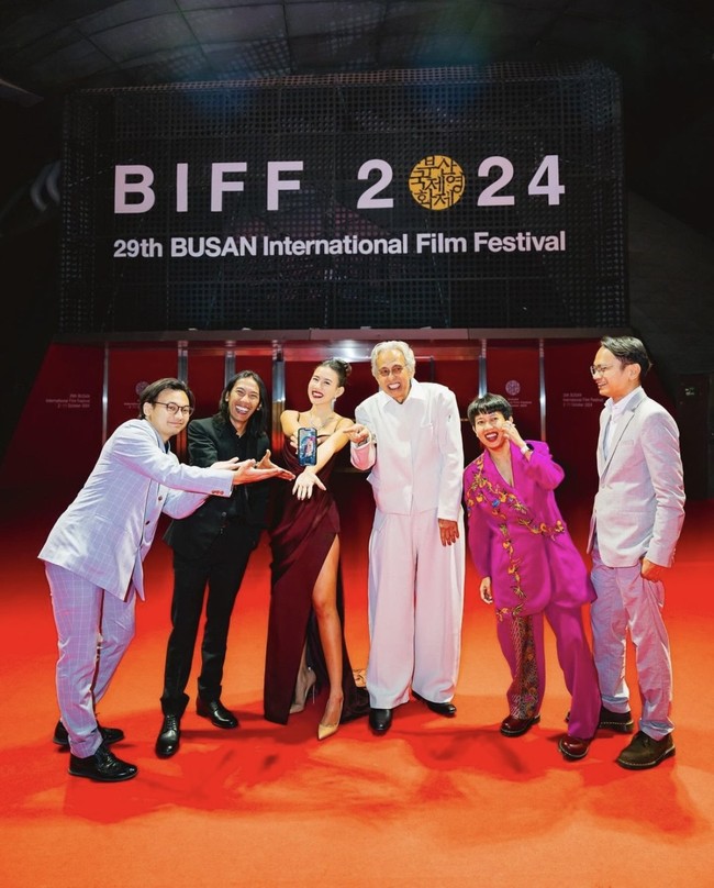 “Cantikk bangett sayanggg❤️❤️❤️❤️❤️ SELAMAAAATTTTTTT BANGGAAA BANGETTT AKUUUU,” seru Angga Yunanda memuji penampilan kekasihnya. Tahun ini, Shenina hadir bersama para pemain film Tale of the Land. Termasuk aktor senior Arswendy Bening Swara, Yusuf Mahardika, dan Bagus Ade Saputra. Foto: dok. Instagram @sheninacinnamon