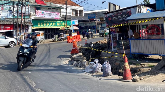 Gorong-gorong di Jalan Ibrahim Adjie, Kota Bandung diperbaiki.