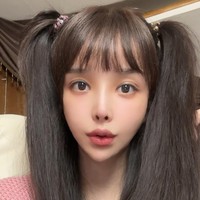 Dalam foto yang diunggah baru-baru ini, Harisu terlihat dengan bentuk wajah yang lebih kecil dan meruncing. Mata dan bibirnya juga tampak semakin lebar. Visual-nya semakin bikin pangling karena ia juga mengubah gaya busana. Dulu dikenal glamour dan seksi, kini ia lebih memilih busana kekinian dan berkesan muda. Foto: Instagram @risu_ha