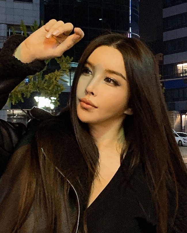 Di kolom komentar cukup banyak netizen yang bicara mengenai perubahannya. Sejumlah orang menilai jika Harisu terlalu banyak menjalani prosedur kecantikan yang membuatnya jadi mirip influencer kebanyakan. Namun belum diketahui apakah penampilan tersebut merupakan bentuk wajah aslinya atau karena filter.Foto: Instagram @risu_ha