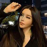 Di kolom komentar cukup banyak netizen yang bicara mengenai perubahannya. Sejumlah orang menilai jika Harisu terlalu banyak menjalani prosedur kecantikan yang membuatnya jadi mirip influencer kebanyakan. Namun belum diketahui apakah penampilan tersebut merupakan bentuk wajah aslinya atau karena filter.Foto: Instagram @risu_ha