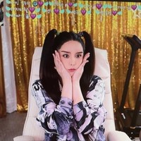 Beberapa menyebut jika wajah Harisu berubah dan sangat berbeda dari pertama kali debut. Bukan karena penuaan, penampilan wanita 49 tahun itu memang tampak lebih muda tapi perubahannya sangat drastis.  Foto: Instagram @risu_ha