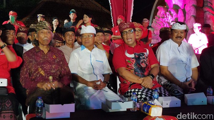 I Wayan Koster, I Komang Gede Sanjaya, I Made Dirga dan seniman se-Kabupaten Tabanan saat mendeklarasikan dukungan di Taman Bung Karno, Tabanan, Kamis (3/10/2024). (Ahmad Firizqi Irwan)