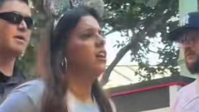 Ibu ditangkap di Disneyland lantaran palsukan umur anaknya untuk masuk gratis.