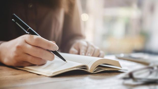 15 Ide Kado Perpisahan untuk Teman yang Resign, Berkesan dan Berguna!