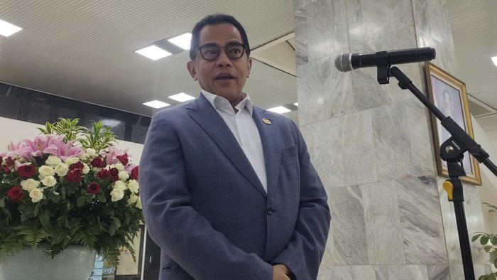 Sekretariat Jenderal (Sekjen) DPR RI, Indra Iskandar, di kompleks parlemen, Senayan, Jakarta Pusat, Jumat (4/10/2024).