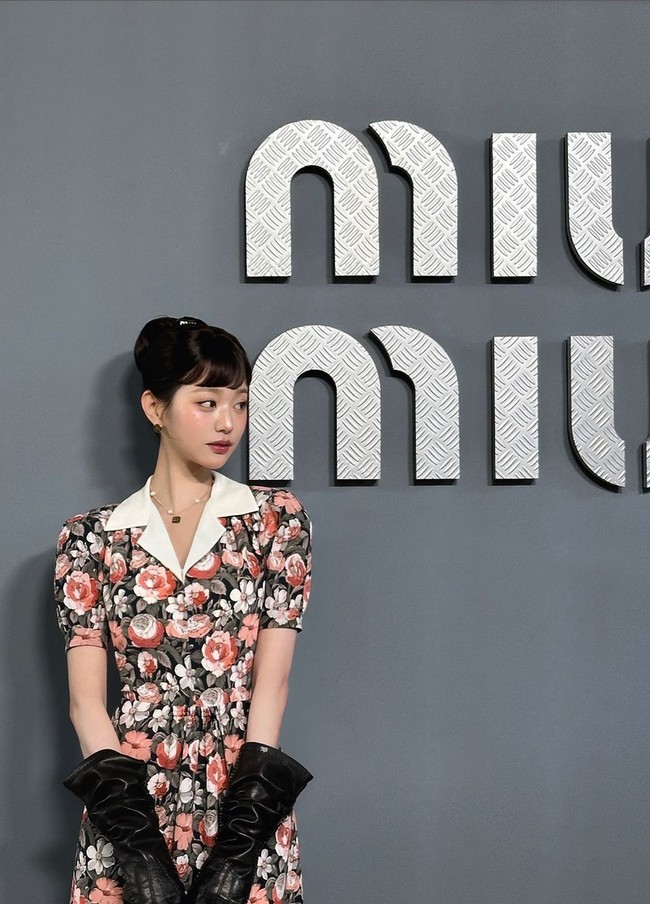 Banyak penggemar dan netizen memuji pilihan gayanya yang berkelas sekaligus stylish.  Foto: Instagram/@miumiu