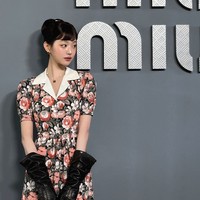 Banyak penggemar dan netizen memuji pilihan gayanya yang berkelas sekaligus stylish.  Foto: Instagram/@miumiu