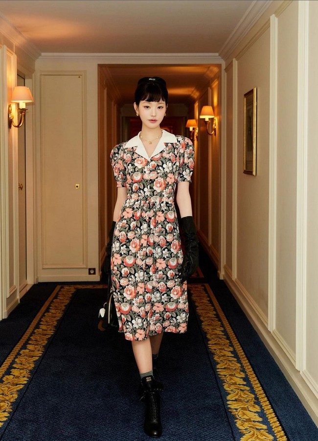 Tampil mengenakan dress motif floral dipadukan sarung tangan hitam dan boots, Wonyoung menghadirkan nuansa vintage tapi tetap terlihat modern yang sesuai tren masa kini. Foto: Instagram/@miumiu