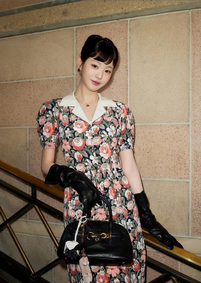 Tak lupa, tas Aventure berbahan nappa leather melengkapi keseluruhan gayanya. Foto: Instagram/@miumiu