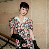 Tak lupa, tas Aventure berbahan nappa leather melengkapi keseluruhan gayanya. Foto: Instagram/@miumiu