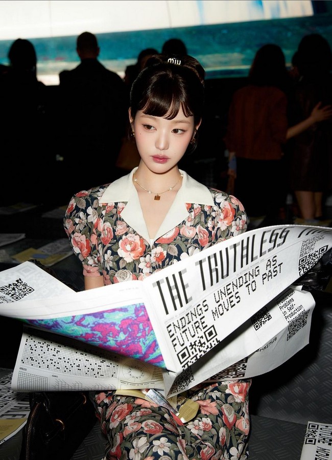 Dengan rambut yang ditata rapi dan makeup natural, Wonyoung berhasil memancarkan aura yang chic dan classy. Foto: Instagram/@miumiu