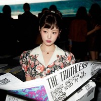 Dengan rambut yang ditata rapi dan makeup natural, Wonyoung berhasil memancarkan aura yang chic dan classy. Foto: Instagram/@miumiu