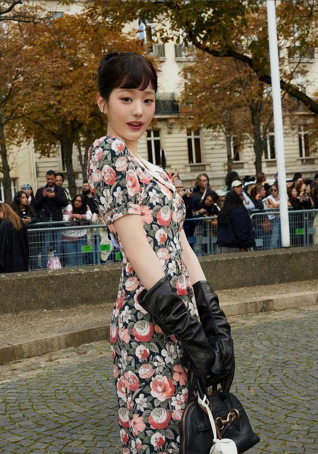 Jang Wonyoung berhasil tampil memukau di pekan mode bergengsi dunia itu dengan memadukan gaya Parisian chic yang diberi sentuhan ikonik Audrey Hepburn. Foto: Instagram/@miumiu