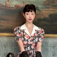 Tak sedikit pula yang memujinya cantik seperti boneka. “A doll! Most beautiful person I’ve ever seen,” puji salah satu pengguna Instagram. Foto: Instagram/@miumiu