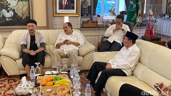 Jeje dan Ronal saat bertemu dengan Ketua Umum Pengurus Besar Paguyuban Pasundan Prof Didi Turmudzi.