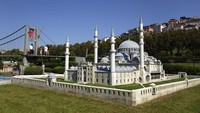 Sebuah dewan penasihat memutuskan pajangan apa saja yang akan ditampilkan di museum seluas 15 hektar tersebut, yang juga menampilkan model-model situs terkenal di luar Turki.