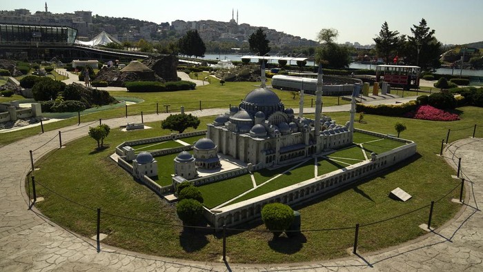 Jelajah Bangunan Ikonik Turki Versi Miniatur Tourists walk around miniature versions of Turkey's most famous landmarks and architectural structures, at the Miniaturk Museum, in Istanbul, Friday, Sept. 27, 2024. (AP Photo/Khalil Hamra)