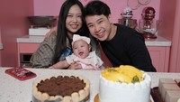 Perayaan ulang tahun Jess No Limit pada Februari 2024 begitu manis. Ia diberikan banyak cake oleh sang istri dan anaknya, Sophia. Foto: Instagram jessnolimit
