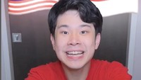 Battle kuliner ala Jess No Limit nih. Ia membandingkan nasi uduk Indonesia dan nasi lemak Malaysia yang sama-sama memiliki lauk ayam goreng. Ia bilang sama-sama enak! Foto: Instagram jessnolimit