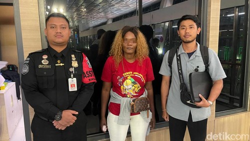 JN (34), warga Uganda yang terciduk petugas imigrasi di kawasan Kuta dan Seminyak, Badung, Bali, Jumat (16/8/2024), akhirnya diusir alias dideportasi dari Bali, Kamis (3/10/2024). (Dok. Kanwil Kemenkumham Bali)