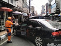 Reaksi Jukir Bandung soal Pembayaran Parkir Pakai QRIS