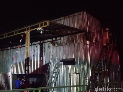 Kandang ayam di Desa Kenaiban, Kecamatan Juwiring, Kabupaten Klaten, terbakar pada Jumat (4/10/2024) malam.