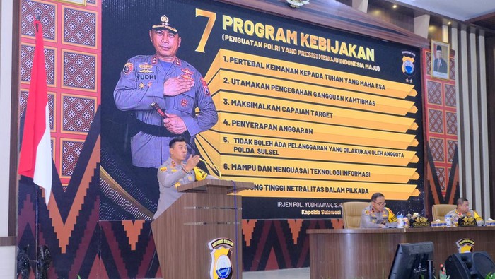 Kapolda Sulsel Irjen Yudhiawan Wibisono saat memberikan arahan ke jajarannya di Polda Sulsel. Dokumen Istimewa
