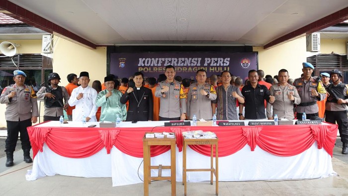 Kapolres dan sejumlah tokoh saat menyampaikan pernyataan mengawal Pilkada Inhu (Dok Polres Inhu)