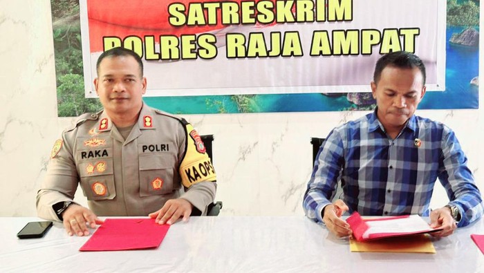 Kapolres Raja Ampat, I Gusti Gede Raka Martayasa (kiri) didampingi Kasat Reskrim Polres Raja Ampat menggelar konferensi pers penetapan tersangka pembakaran kantor distrik.