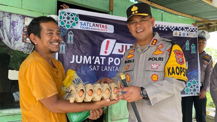 Kapolres Rohul saat Jumat Berkah dan sosialisasi Pilkada Damai (Foto: Dok Polres Rohul)