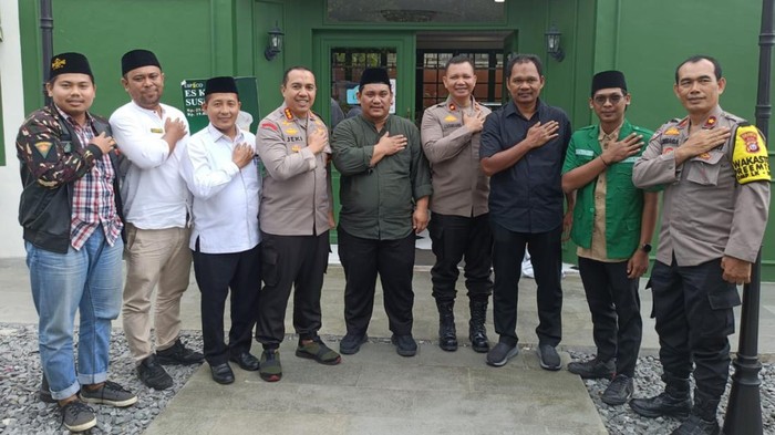 Kapolresta Pekanbaru Kombes Jeki berfoto bersama pengurus NU dan GP Anshor (Foto: Dok. Polresta Pekanbaru)