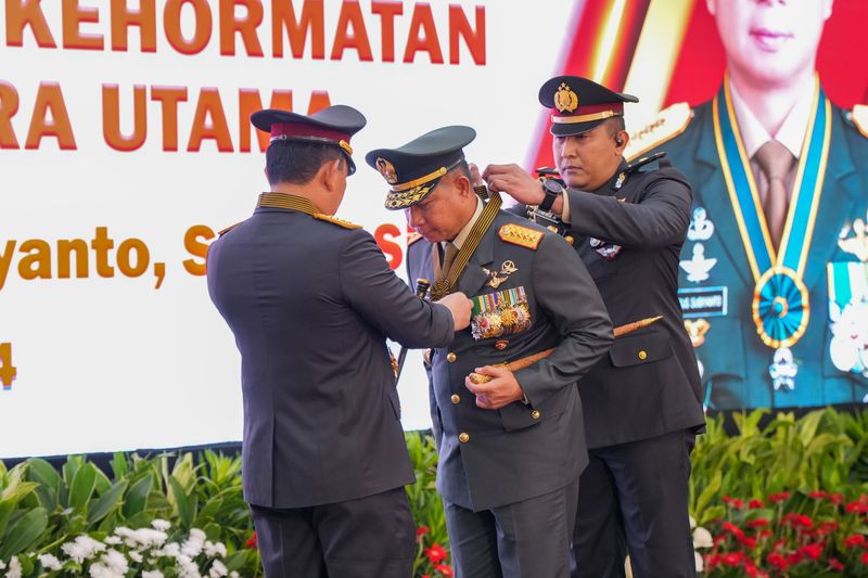 Kapolri sematkan tanda kehormatan ke Panglima TNI (dok. Polri)