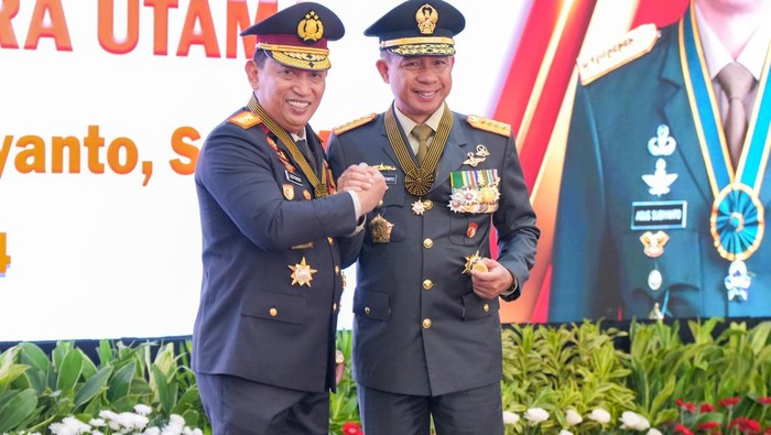 Kapolri sematkan tanda kehormatan ke Panglima TNI (dok. Polri)