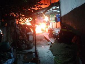 Pabrik Rak hingga Kos-kosan di Kedung Cowek Surabaya Terbakar