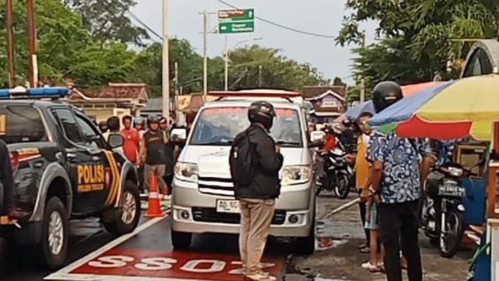 Evakuasi korban kecelakaan di jalan Trucuk-Pedan.