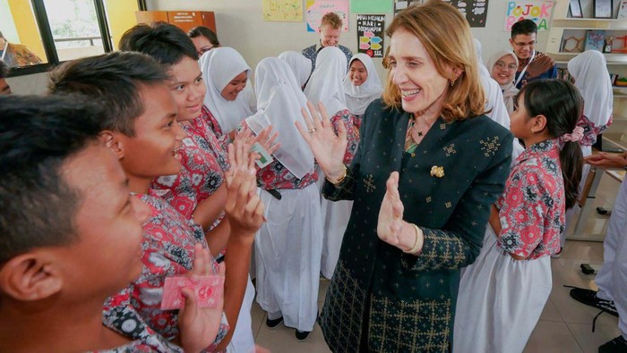 Ketika Bos Google Edukasi Siswa dan Guru SMPN 240 Jakarta tentang AI President and Chief Investment Officer of Alphabet and Google Ruth Porat mengunjungi SMPN 240 Jakarta. Porat mengedukasi siswa dan guru tentang AI.