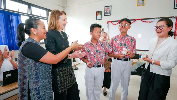 Ketika Bos Google Edukasi Siswa dan Guru SMPN 240 Jakarta tentang AI President and Chief Investment Officer of Alphabet and Google Ruth Porat mengunjungi SMPN 240 Jakarta. Porat mengedukasi siswa dan guru tentang AI.