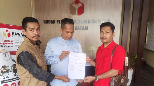 Ketua Relawan Bernadi Muda, Binsar H. Pasaribu saat menyampaikan laporan ke Bawaslu Batam. (Foto: Istimewa)
